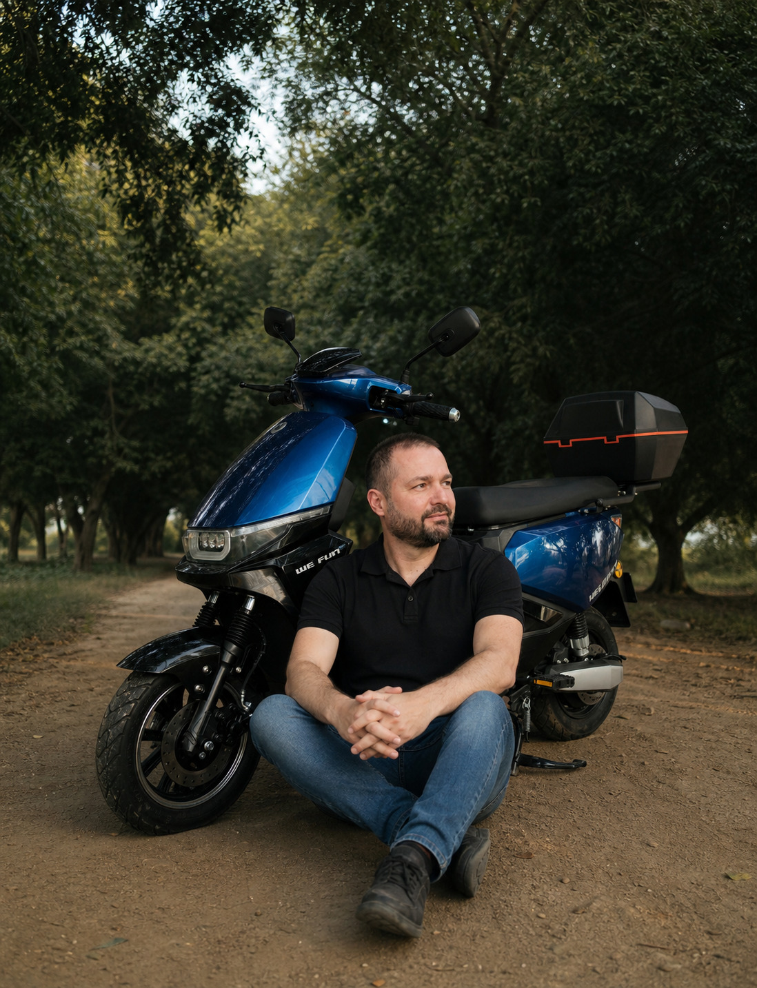 Dann Felix com scooter elétrica